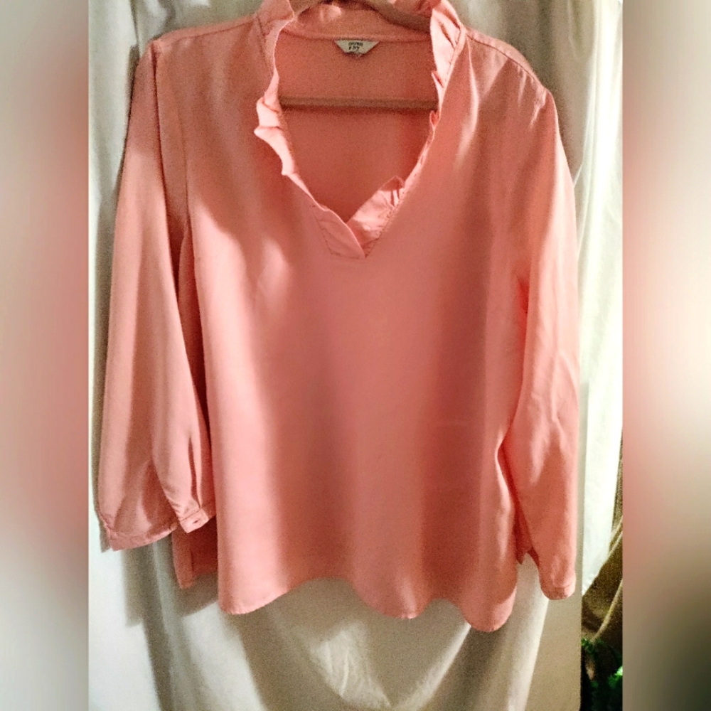Crown & Ivy Women's Pink Ruffled Top L, Pre-Owned Excellent Condition.